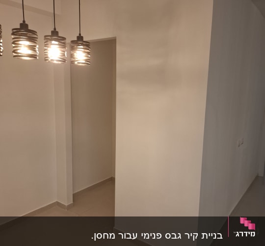 קיר גבס לבן עם תאורה תלויה